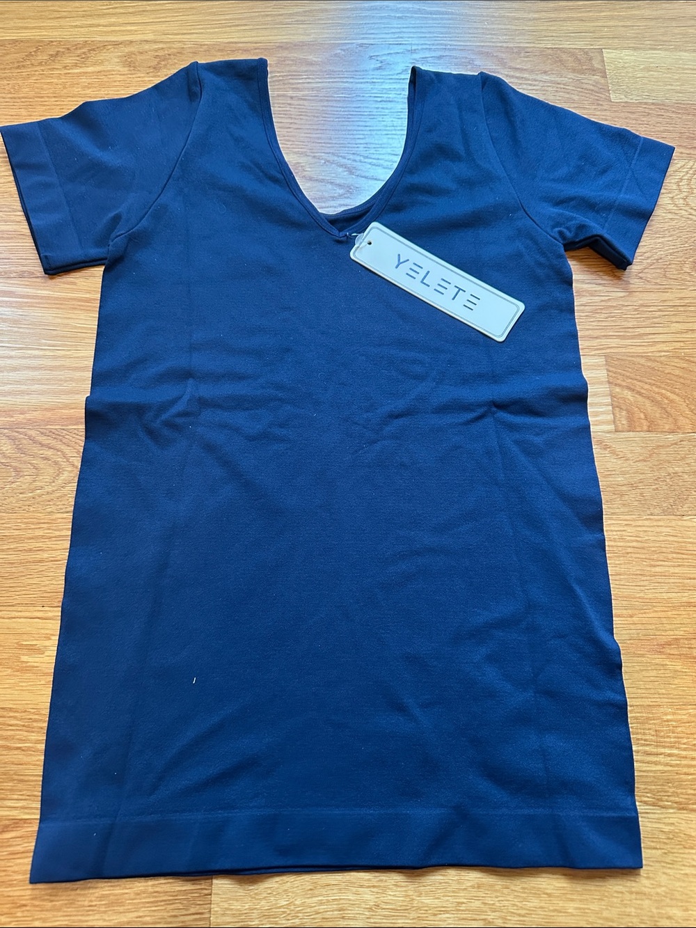 Yelete women’s Navy Short Sleeve V-Neck Top one size small super stretchy NWT
